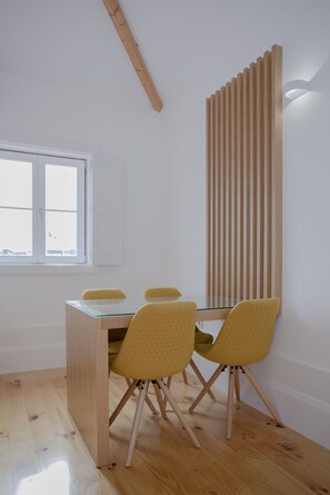 In-room dining - Liiiving In Porto-Historic Sunny Terrace (Porto)