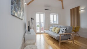 Leilighet – comfort, 1 soverom, terrasse, byutsikt | Oppholdsrom | En 40-tommers Flatskjerm-TV med kabel-kanaler samt TV