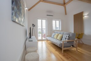 Comfort-íbúð - 1 svefnherbergi - verönd - borgarsýn | Stofa | 40-tommu flatskjársjónvarp með kapalrásum, sjónvarp.