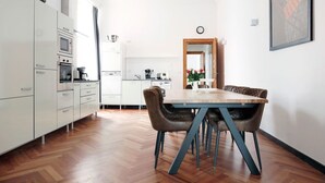 Appartement, 3 slaapkamers | Privékeuken | Een koffiezetapparaat/waterkoker, een koelkast met diepvriezer