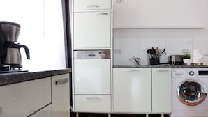Appartement, 3 slaapkamers | Privékeuken | Een koffiezetapparaat/waterkoker, een koelkast met diepvriezer