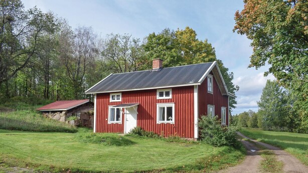 A red wooden house with a sloped roof, a chimney, and a small porch. - 2 bedroom nice home in åsenhöga (Åsenhöga)