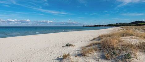Una spiaggia nelle vicinanze