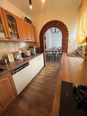 Kühlschrank, Mikrowelle, Ofen, Herdplatte