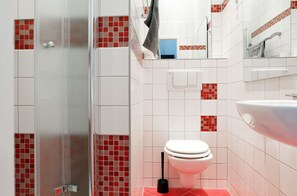 Apartment, 3 Bedrooms | Bathroom | Shower, free toiletries, hair dryer, towels - RockChair Apartment Niebuhrstraße (Berlin)