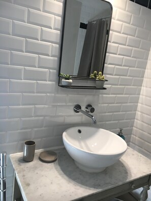 Shower, hair dryer, towels, soap - Renovated former stable • Terrace with a view • Bonnieux (Bonnieux)
