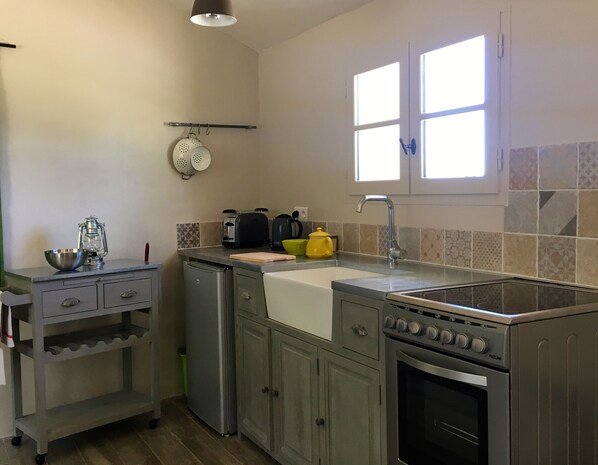 Coffee/tea maker, fridge, oven, stovetop - Renovated former stable • Terrace with a view • Bonnieux (Bonnieux)