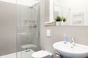 Hair dryer, towels - RockChair Apartments Charlottenburg (Berlin)