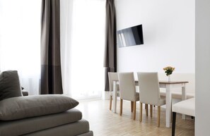 Flat-screen TV - RockChair Apartments Charlottenburg (Berlin)