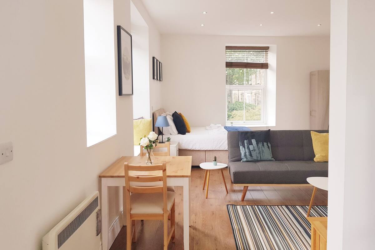 Muebles diferentes, tabla de planchar con plancha y wifi gratis