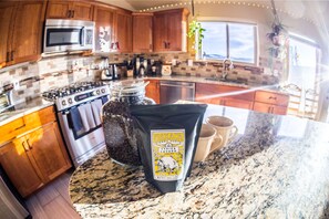 Fridge, microwave, oven, stovetop - SunKissed Modern Home, Hot tub (Nederland)