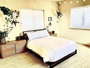 3 bedrooms, desk, iron/ironing board, free WiFi - SunKissed Modern Home, Hot tub (Nederland)