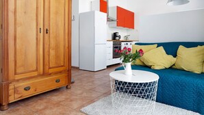 Studio | Living area | Flat-screen TV - RockChair Studio am Mauerpark (Berlin)