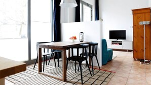 Studio | Living area | Flat-screen TV - RockChair Studio am Mauerpark (Berlin)