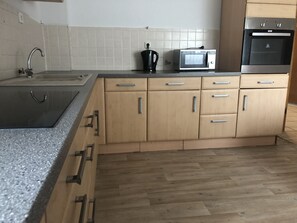 Dobbeltrom, delt bad | Delt kjøkken | Kjøleskap på fellesområdet, mikrobølgeovn, kokeplater og kjøkkenutstyr