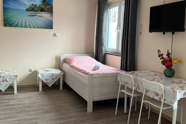 Single Room, Shared Bathroom | Desk, WiFi (free), bed sheets