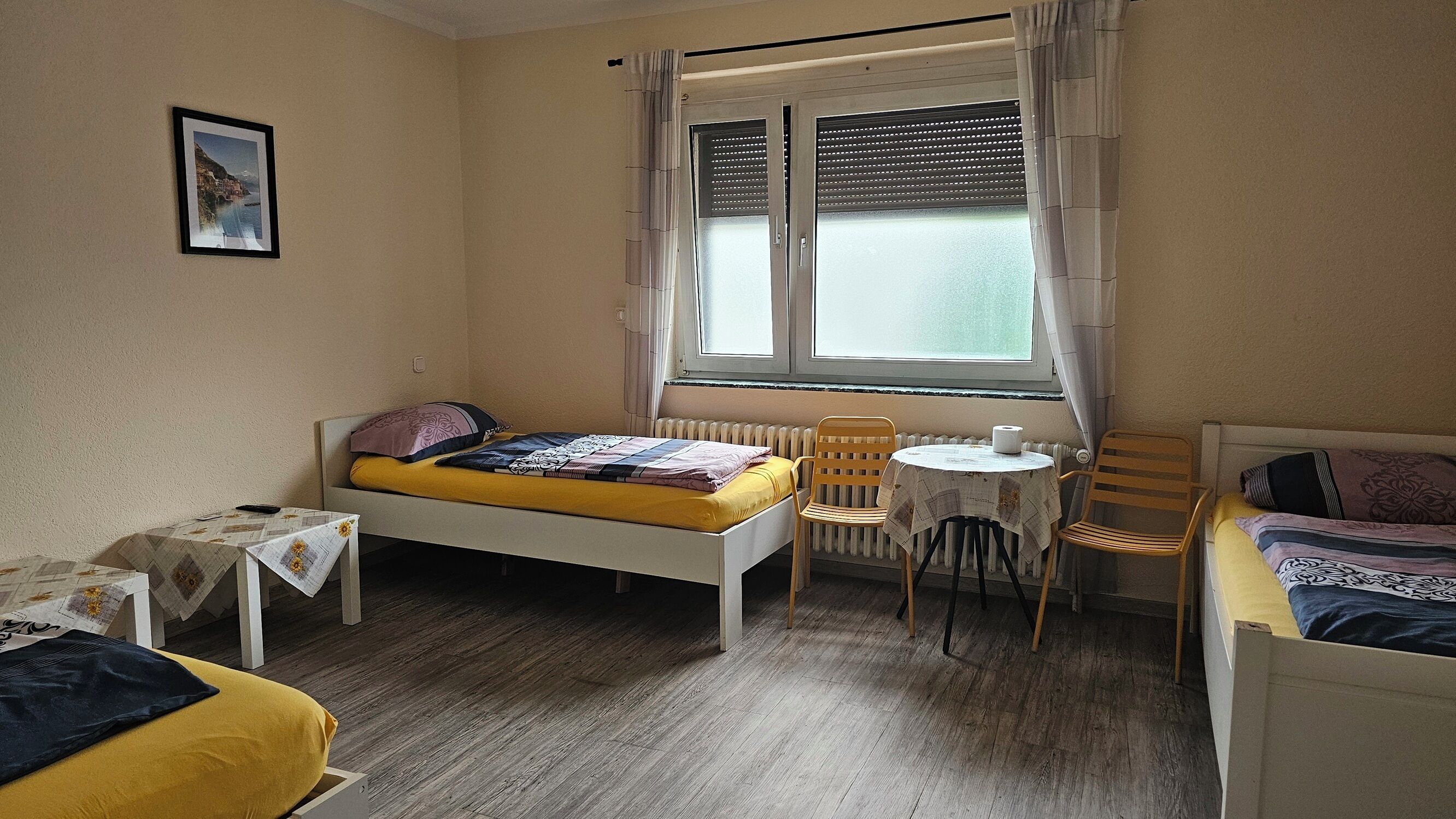 Dreibettzimmer, Gemeinschaftsbad | Schreibtisch, kostenloses WLAN, Bettwäsche