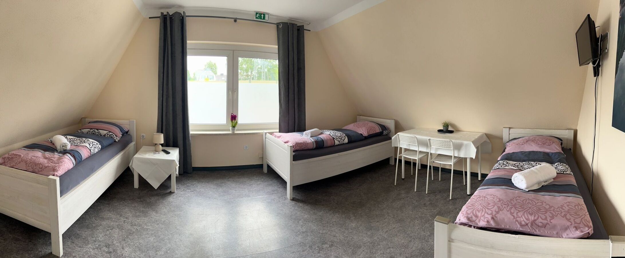 Dreibettzimmer, Gemeinschaftsbad | Schreibtisch, kostenloses WLAN, Bettwäsche