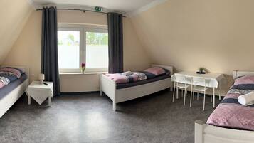 Dreibettzimmer, Gemeinschaftsbad | Schreibtisch, kostenloses WLAN, Bettwäsche