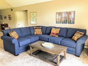 TV, fireplace, DVD player - F16 Fairway Village Condo with great mountain views, 8 min walk from Mount Washington Hotel! AC! (Bretton Woods)