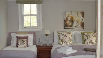 Chambre, plusieurs lits, non-fumeurs | Ameublement personnalisé, Wi-Fi gratuit, draps fournis