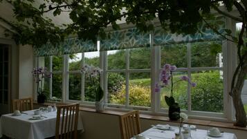 Sudah termasuk sarapan lengkap setiap hari