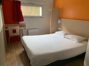 Standardzimmer, 1 Doppelbett | Allergikerbettwaren, Schreibtisch, kostenloses WLAN, Bettwäsche