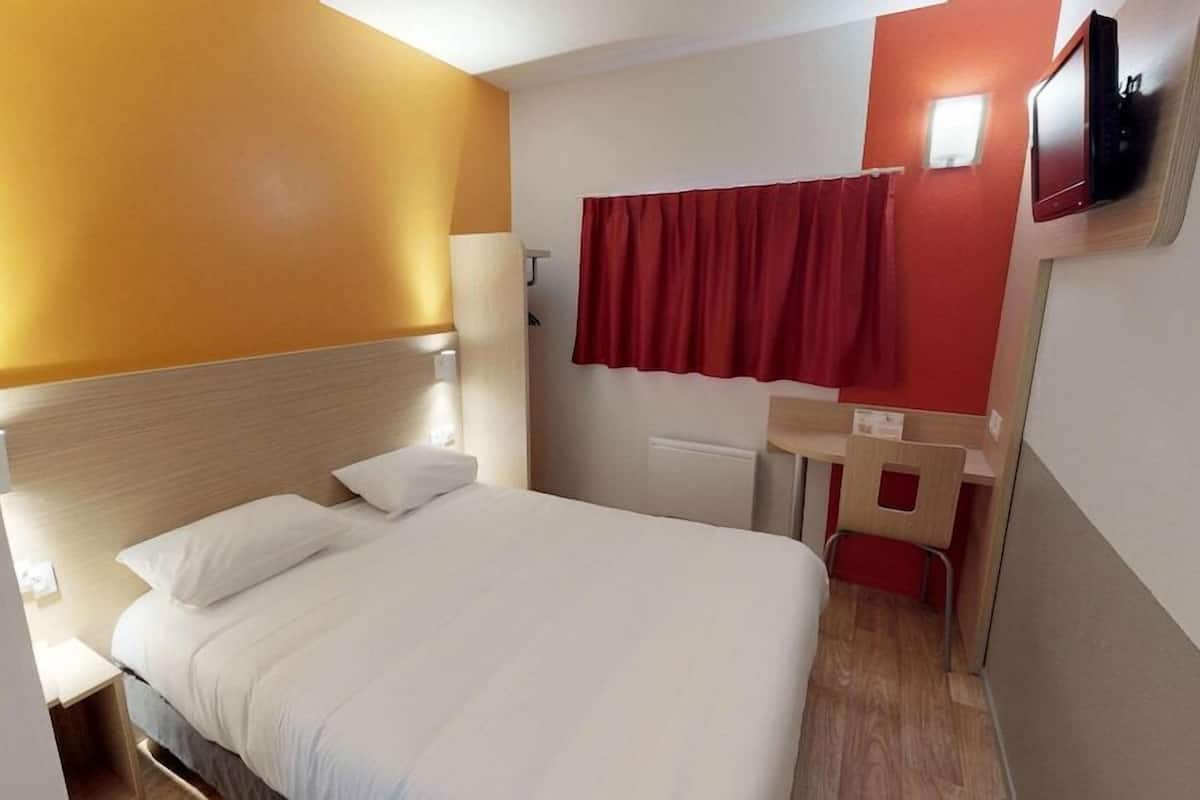 Hypo-allergenic bedding, desk, free WiFi, bed sheets