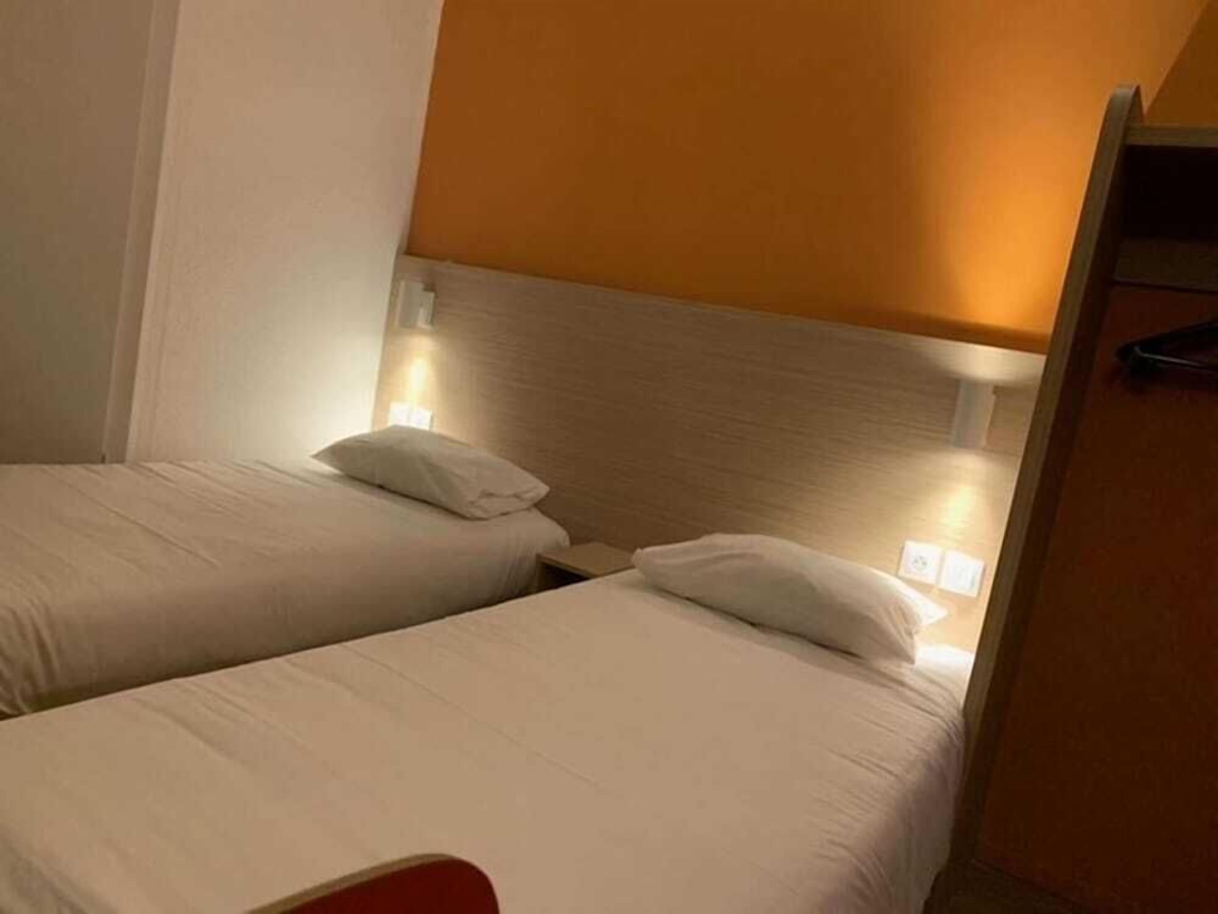 Roupas de cama antialérgicas, escrivaninha, Wi-Fi de cortesia