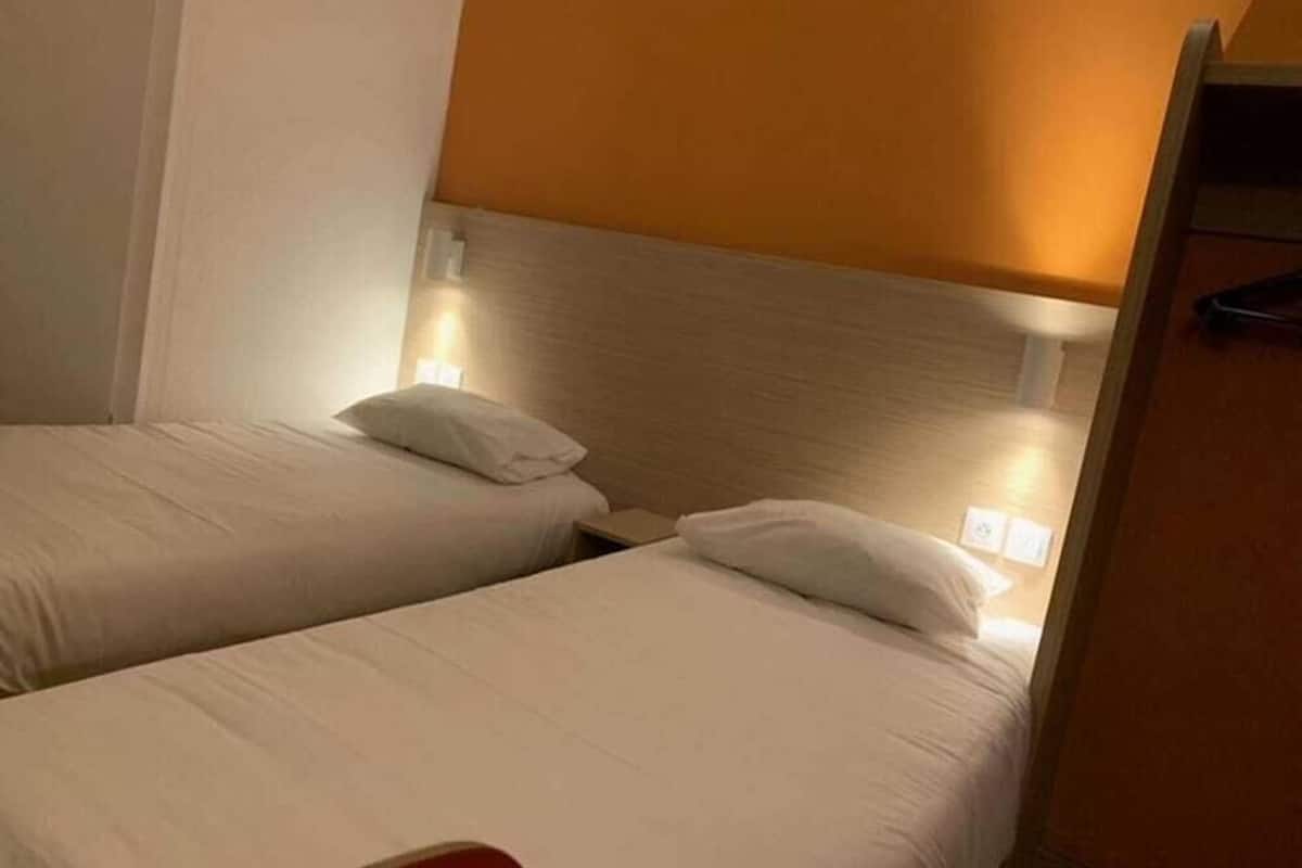 Hypo-allergenic bedding, desk, free WiFi, bed sheets