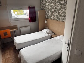 Room | Hypo-allergenic bedding, desk, free WiFi, bed sheets