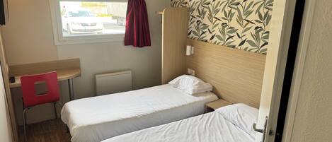 Hypo-allergenic bedding, desk, free WiFi, bed sheets