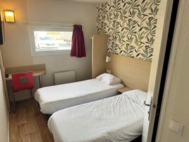 Hypo-allergenic bedding, desk, free WiFi, bed sheets