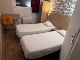 Hypo-allergenic bedding, desk, free WiFi, bed sheets