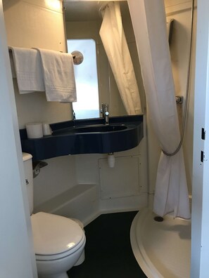 Shower, eco-friendly toiletries, towels - Première Classe Reims Ouest Tinqueux (Tinqueux)