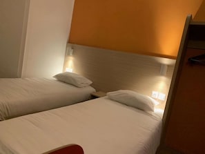 Hypo-allergenic bedding, desk, free WiFi, bed sheets