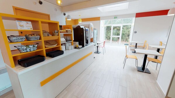 Daily buffet breakfast (EUR 6.50 per person) - Première Classe Reims Ouest Tinqueux (Tinqueux)