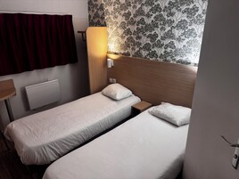 Hypo-allergenic bedding, desk, free WiFi, bed sheets