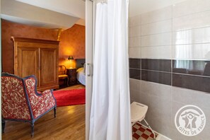 Ducha, secador de pelo y toallas