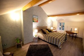 Decoración personalizada, muebles diferentes y escritorio