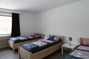Free WiFi, bed sheets - Pension Highway 3 Sennestadt-Bielefeld (Bielefeld)