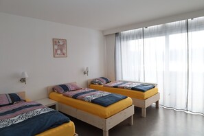 Triple Room, Ensuite | Free WiFi, bed sheets - Pension Highway 3 Sennestadt-Bielefeld (Bielefeld)