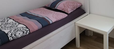 Habitación individual, baño compartido | Wifi gratis y ropa de cama
