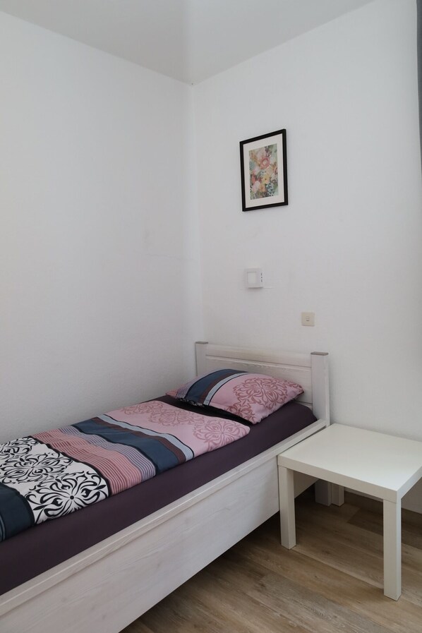 Habitación individual, baño compartido | Wifi gratis y ropa de cama 
