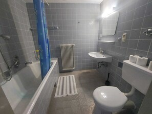 Double Room, 1 Queen Bed, Ensuite | Bathroom | Shower, towels - Pension Highway 3 Sennestadt-Bielefeld (Bielefeld)