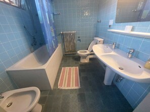 Triple Room, Ensuite | Bathroom | Shower, towels - Pension Highway 3 Sennestadt-Bielefeld (Bielefeld)