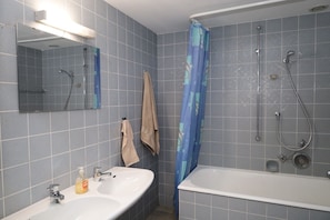 Einzelzimmer, Gemeinschaftsbad | Badezimmer | Dusche, Handtücher