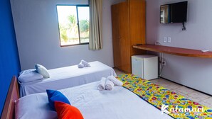 A hotel room with two beds, a small desk, a TV, and a window with curtains. - Kalamari Beach Hotel (Aquiraz)