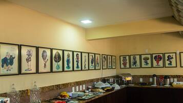 Café da manhã com buffet grátis todos os dias