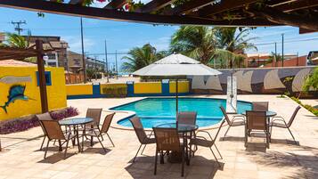 Una piscina al aire libre